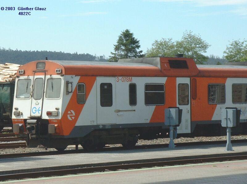 Diesel-Triebzug 593 078 am 08.05.2003 im Bahnhof Santiago de Compostela.