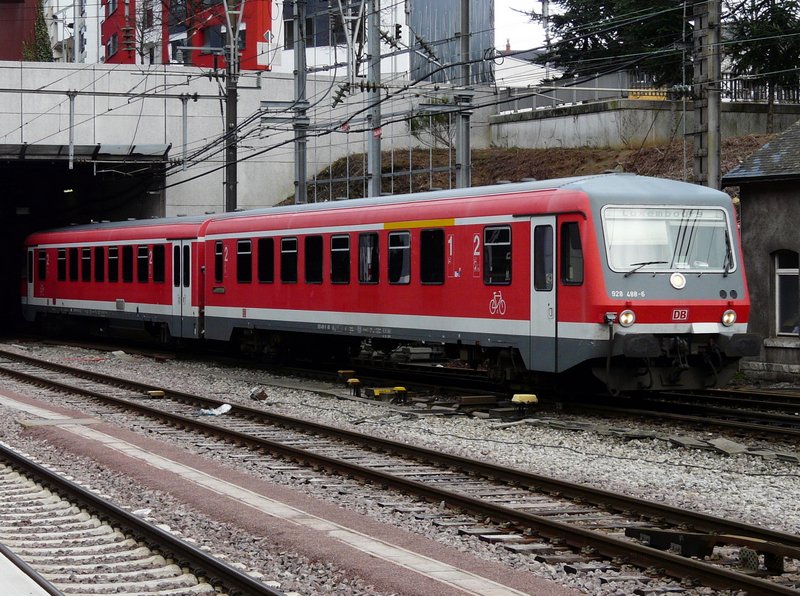 Diesel Triebzug 928 488-6 aus Wasserbillig kommend  bei der Ankunft im Bahnhof Luxemburg am 20.01.08. 