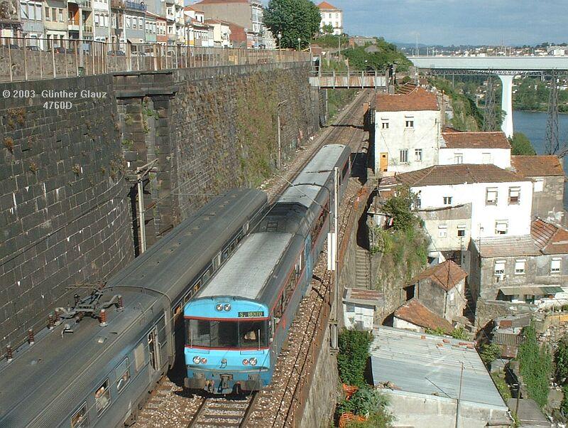 Diesel-Triebzug BR 0450 (rechts) fhrt am 06.05.2003 bergauf von Porto Sao Bento nach Porto Campanha, E-Triebzug BR 2100 oder 2200 (links) umgekehrt bergab nach Porto Sao Bento.