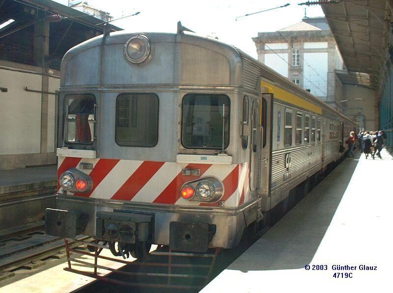 Diesel-Triebzug BR 0600 am 06.05.2003 Im Bahnhof Porto Sao Bento.
