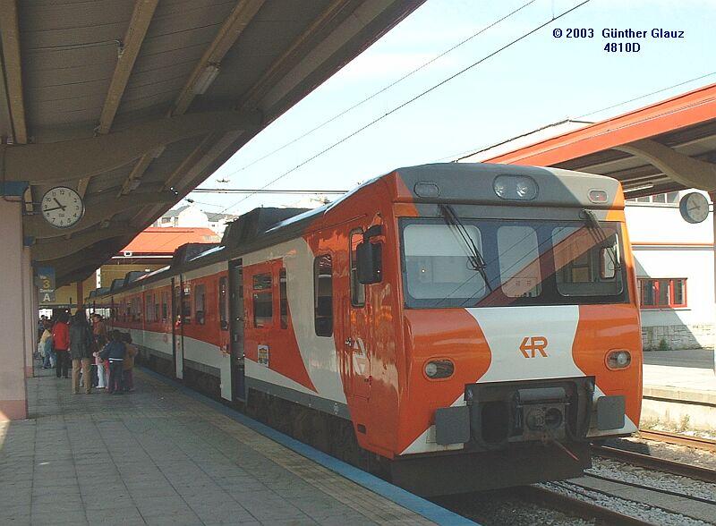 Diesel-Triebzug BR 592.2 am 08.05.2003 im Bahnhof Vigo.