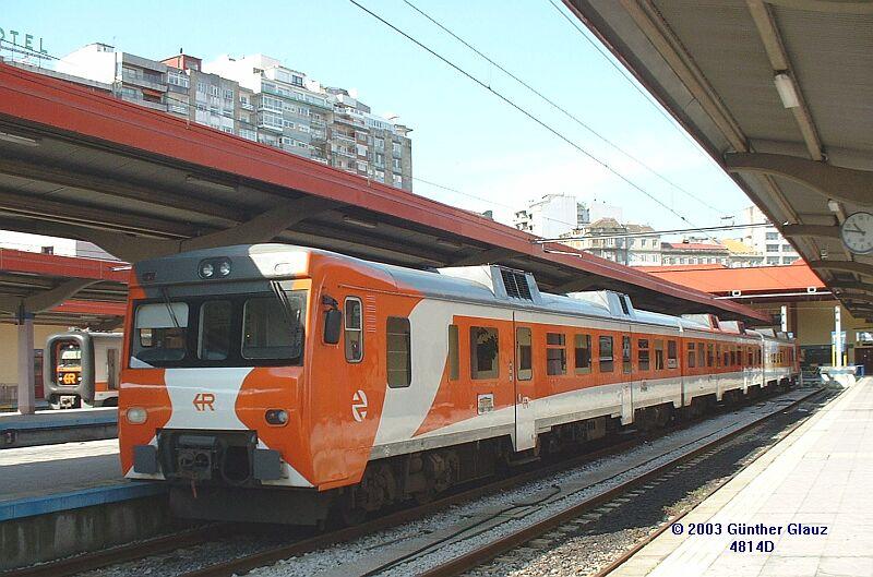 Diesel-Triebzug BR 592.2 am 08.05.2003 im Bahnhof Vigo.