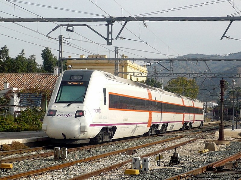 Diesel-Triebzug BR 598 fhrt am 12.11.2007 durch den Bahnhof Alora nach Sevilla.