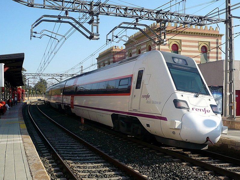 Diesel-Triebzug BR 598 hlt am 10.11.2007 auf seiner Fahrt von Malaga nach Sevilla im Bahnhof Dos Hermanas bei Sevilla. 