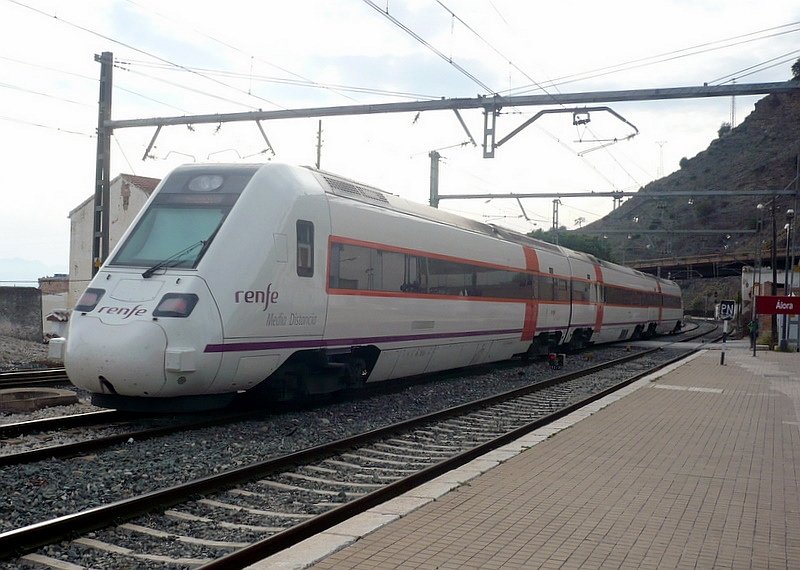 Diesel-Triebzug BR 598  Media Distancia  fhrt am 12.11.2007 von Malaga kommenden durch den Bahnhof Alora.
