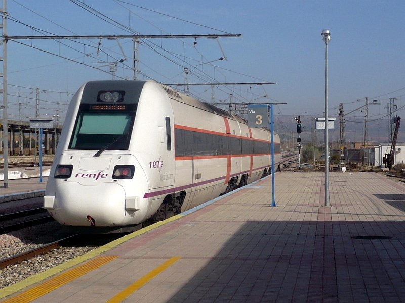 Diesel-Triebzug BR 598 verlt am 13.11.2007 den Bahnhof Bobadilla in Richtung Sevilla. Bobadilla ist ein Bahnknotenpunkt der Linien Malaga - Sevilla und Algeciras - Cordoba.