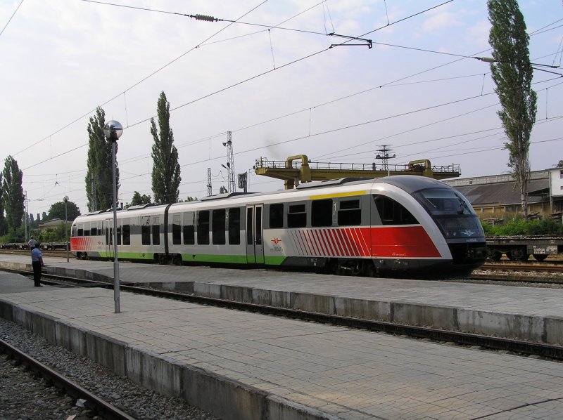 Diesel Triebzug Desiro der Baureihe 10 am Bahnhof Pavlikeni mit einem Zug von Swischtow nach Veliko Tarnovo.