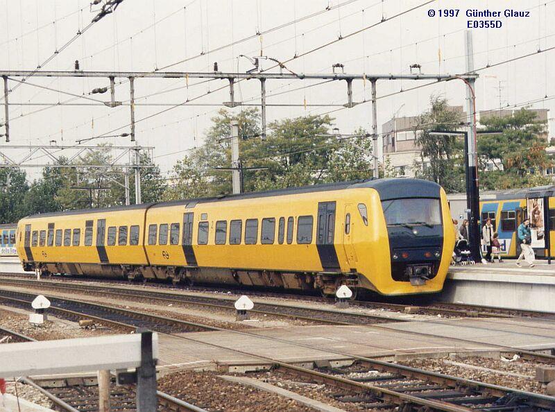 Diesel-Triebzug DM 90 f�hrt im Oktober 1997 in den Bahnhof Venlo ein.