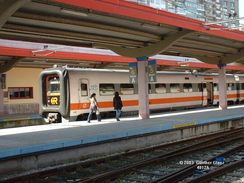 Diesel-Triebzug TRD BR 594 am 08.05.2003 im Bahnhof Vigo.