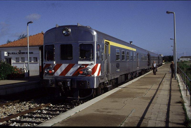 Diesel-Triebzug in Vila Real de Sto. Antonio - Guadiana, an der Grenze zu Spanien, Mai 1993. Gescanntes Diapositiv. 