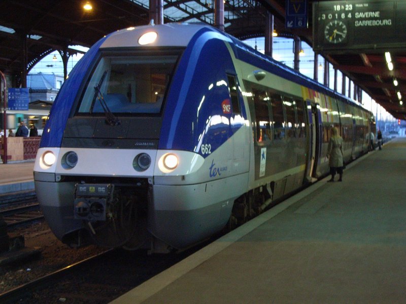 Diesel-Triebzug X 76661/76662 (AGC-XGC)

fhrt um 18:23Uhr von Strasborg als TER30164 nach Saverne und Sarrebourg.

Dieser Triebwagen ist mit der bunten Werbeaufmachung  Alsace - S´Elsass  der Region versehen, welche auch einige Wagen inzwischen tragen.

03.03.2007
Strasbourg
