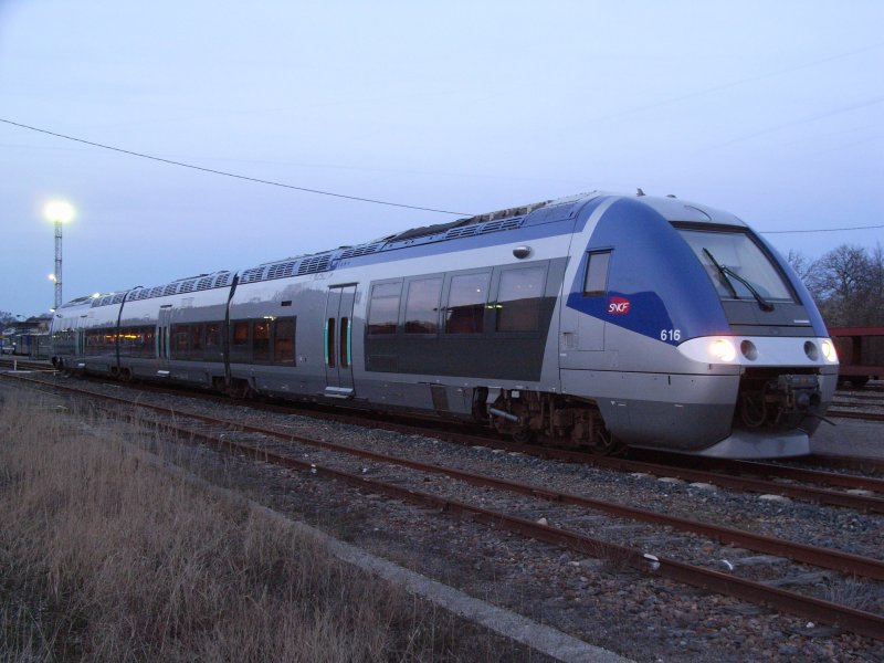Diesel-Triebzug X76615/76616 (AGC-XGC)
im Bahnhof Lauterbourg. 
Um 18:43 wird er als TER 30745 nach Strasbourg fahren.

04.03.2007
Lauterbourg