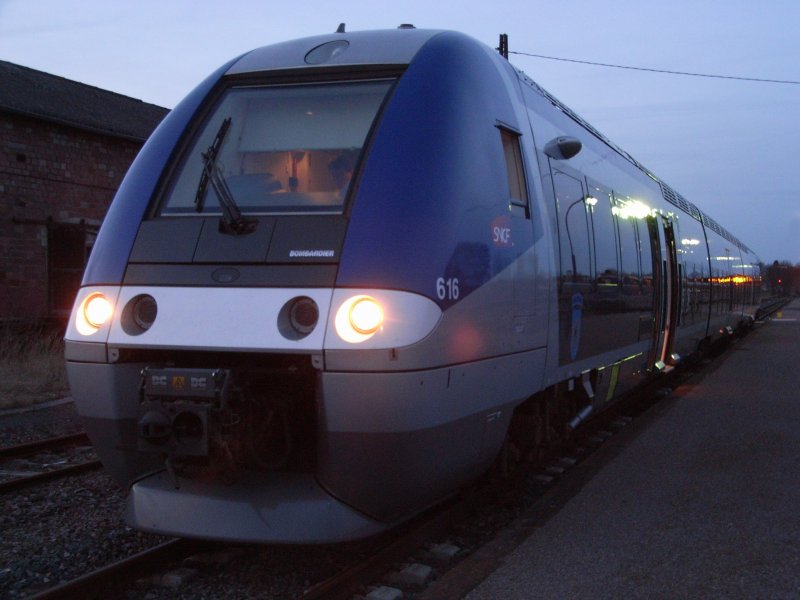 Diesel-Triebzug X76615/76616 (AGC-XGC)
steht im Abendlicht im Bahnhof Lauterbourg. 
Um 18:43 wird er zurck nach Strasbourg fahren.

04.03.2007
Lauterbourg