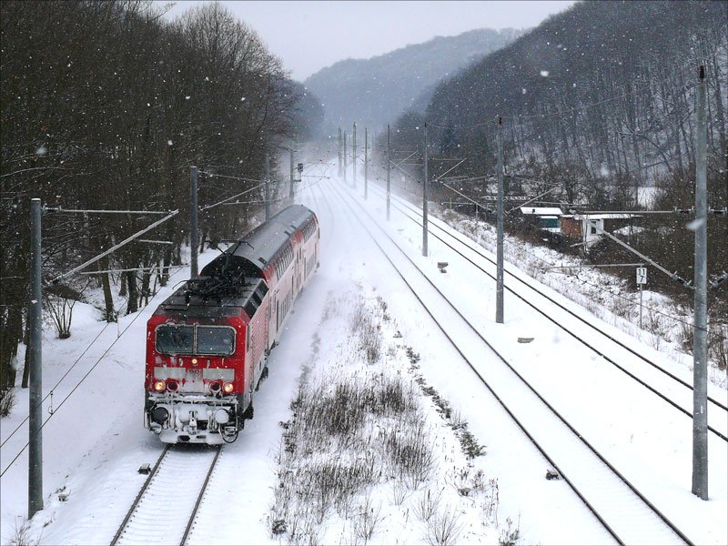 Dieselbe 143er, diesmal an der Spitze der Dostos der S-Bahn Linie S3 von Tharandt kommend nach Dresden Hbf; Freital-Hainsberg-West, 18.02.2009
