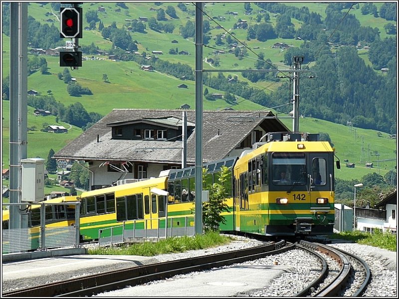 Dieselbe Einheit der WAB hat nun auch den Aufstieg von Grindelwald-Grund nach Grindelwald geschafft und fhrt in den Bahnhof ein. 30.07.08 (Hans)