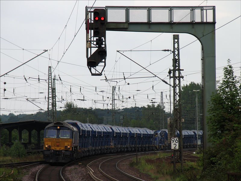 Dieselelektrische Lok Class66 Nr. 29001 (Class 66 = Typ JT42CWR) von HEAVY HAUL POWER mit einem Schotterzug in Richtung Hamburg bei Einfahrt in Uelzen; 28.08.2008 
