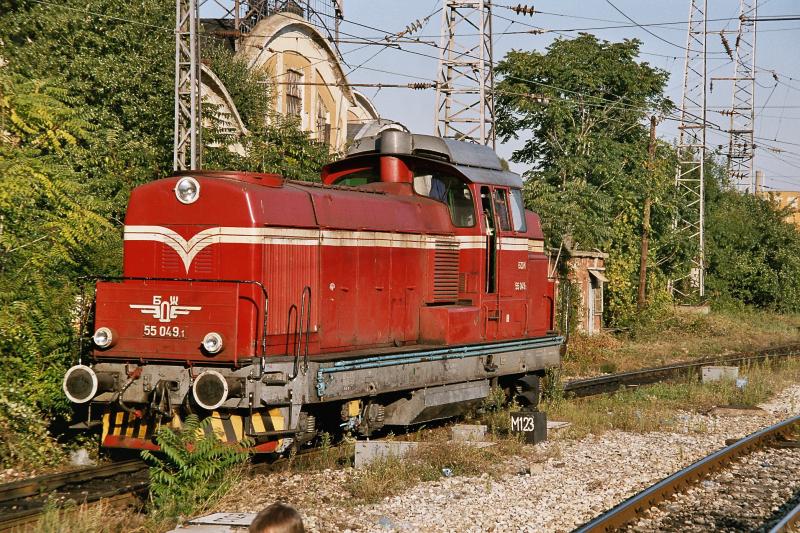 Dieselelektrische Lokomotive 55.049 rangiert am 23. August 2004 vom Bahnhof Sofia ins Lokdepot. Diese Maschinen fr schweren Verschubdienst wurden in den siebziger Jahren in Rumnien gebaut.