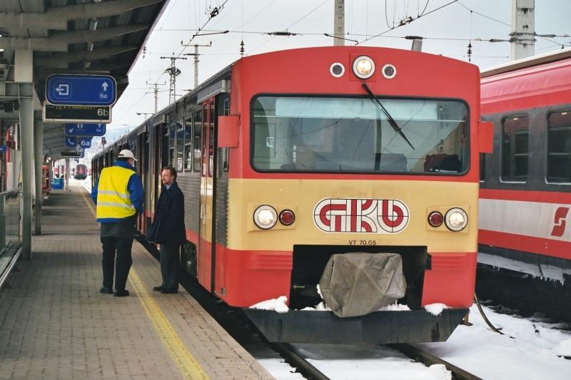 Dieselelektrischer Triebwagen VT70.05 der Graz-Kflacher-Bahn wartet in Graz Hbf. auf seine Abfahrt (Mrz 2004)