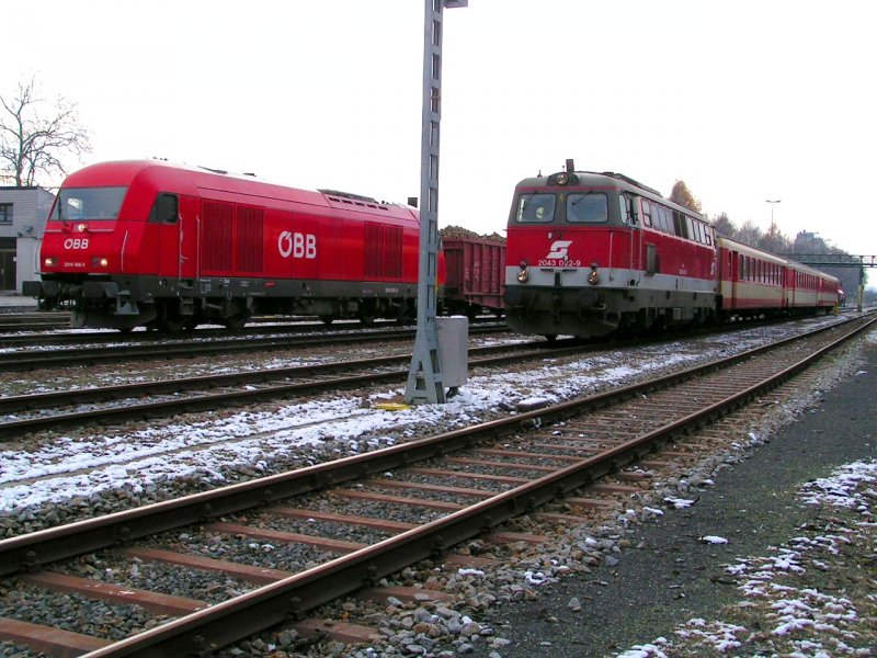 Dieselgenerationen: 2043 022-9 berholt mit R5991, 2016 066-9 mit Rbenzug (72Ax); Bhf. Ried i.I. 071116