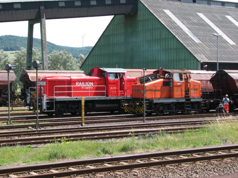 Dieselkraft im Doppelpack.Einmal von Railion und einmal als Werklok des Kalibergwerks Wintershall in Heringen(Werra).Aufgenommen am 18.Juli 2007