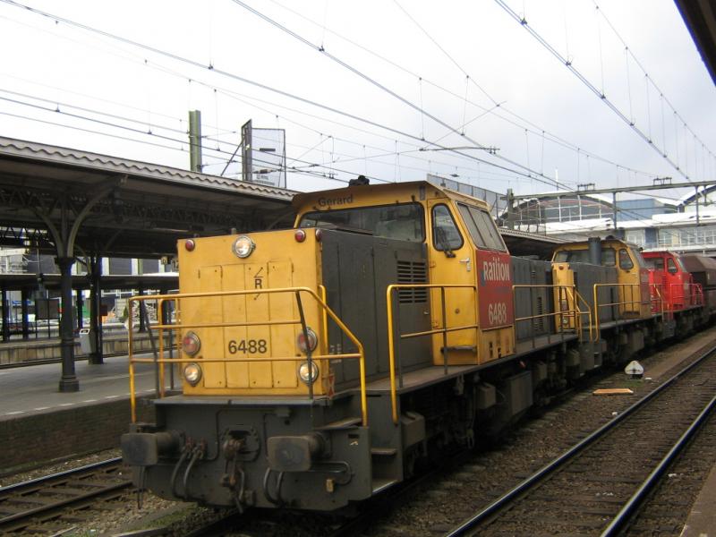 Diesellocs 6488+6483+6491 met kolenwagens als trein 48733 in Utrecht Centraal, 8 april 2006