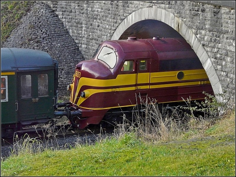 Diesellok 1603 verschwindet mit ihren Museumswagen (BJ 1935) im Tunnel Spontin am 07.12.08. (Jeanny)