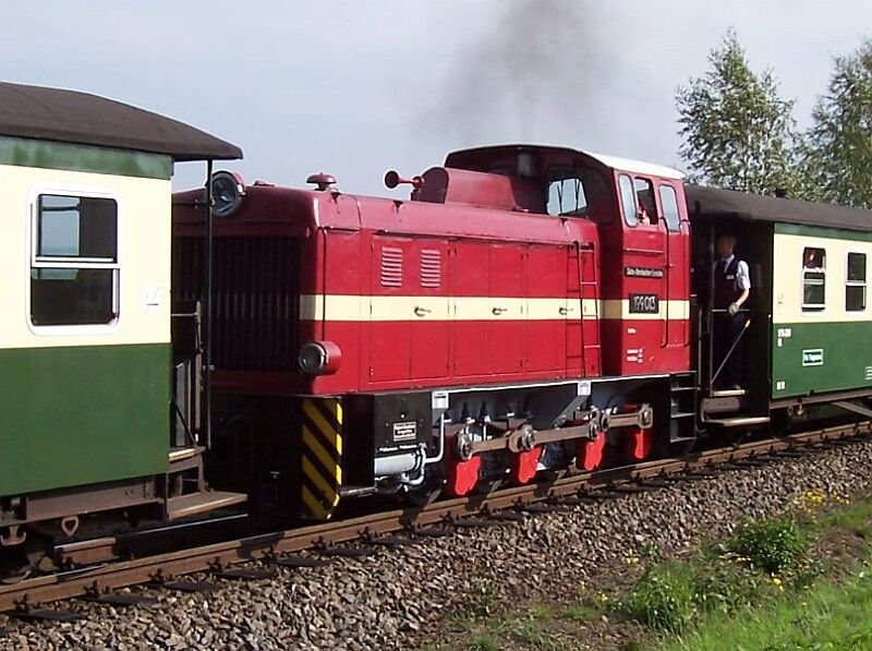 Diesellok 199 013 am 17.09.2006 zwischen Olbersdorf Oberdorf und Bahnhof Bertsdorf, die Lok ist Baujahr 1980 und wurde im Lokomotivwerk 23. August in Bukarest / Rumnien hergestellt, sie wird nur selten vor Personenzgen eingesetzt, meistens als Bauzuglok, siehe Foto vom Mai 2004 von Jens Kpping.