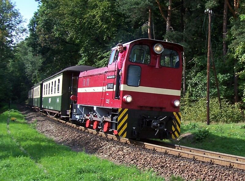 Diesellok 199 013 fhrt am 17.09.2006 mit Drei-Wagen-Zug von Kurort Oybin nach Zittau kurz vor der Haltestelle Kurort Oybin Niederdorf.
