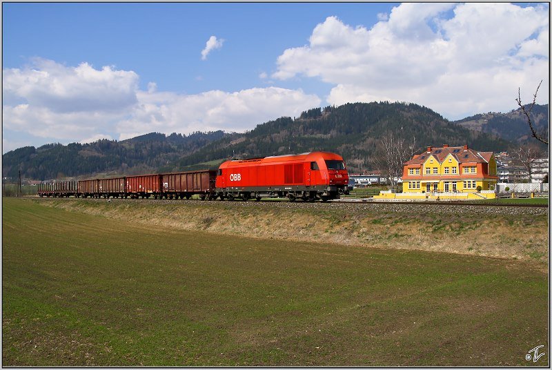 Diesellok 2016 049 fhrt mit Leerzug 58252 von Pls nach Zeltweg.
Im Hintergrund ist die Karl August Villa in Fohnsdorf zu sehen.
8.4.2009