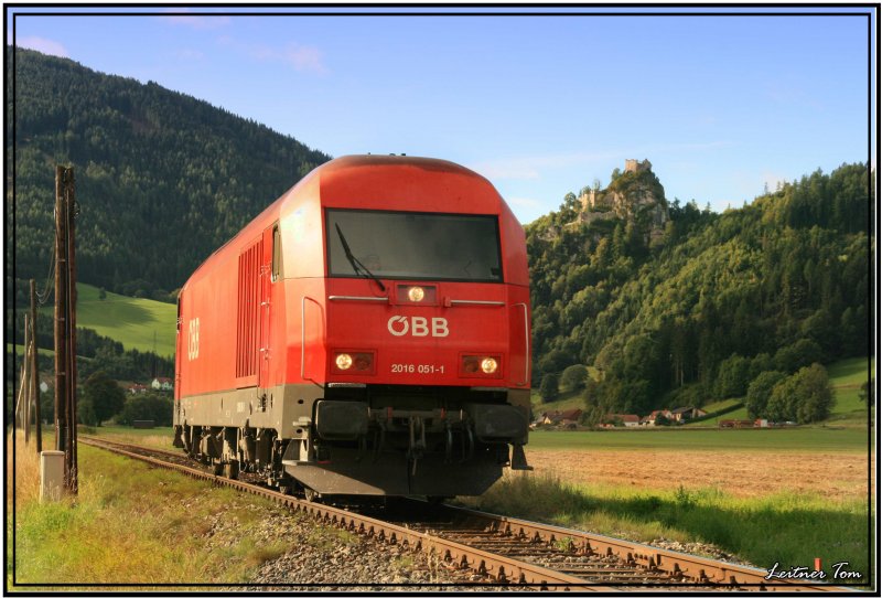 Diesellok 2016 051 Hercules fhrt aus dem Lavanttal kommend in Richtung Zeltweg.Im Hintergrund ist die Ruine Eppenstein zu sehen.
Weikirchen 5.9.2007