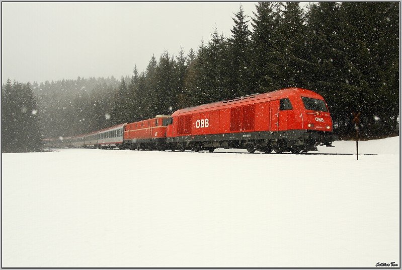 Diesellok 2016 051 zieht den EC 31  Allegro Johann Strau  mit der  kalt  eingereihten E-Lok 1044 040 ber den Obdacher Sattel.Dieser Zug wurde aufgrund eines Felssturzes am Neumarkter Sattel ber das Lavanttal umgeleitet.
Obdach 6.3.2009