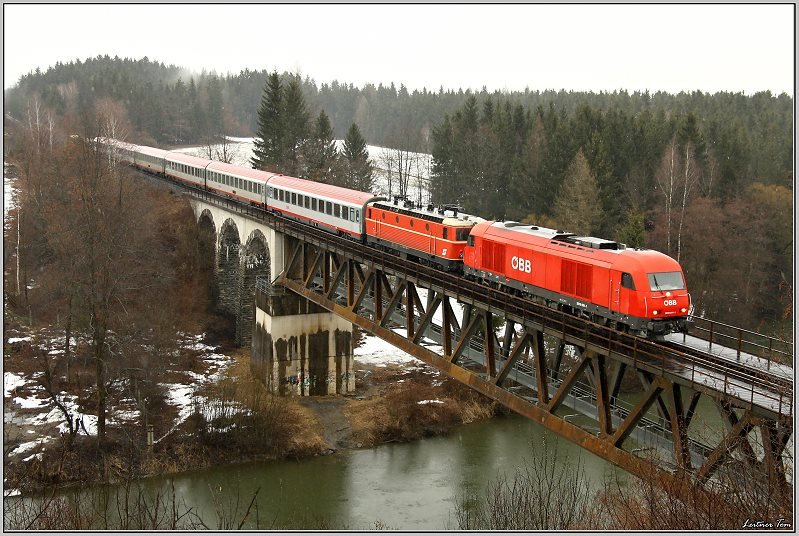 Diesellok 2016 051 zieht den EC 31  Allegro Johann Strau  mit der  kalt  eingereihten E-Lok 1044 040 ber den Obdacher Sattel.Dieser Zug wurde aufgrund eines Felssturzes am Neumarkter Sattel ber das Lavanttal umgeleitet. 
Zeltweg 6.3.2009 