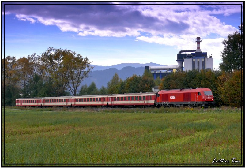 Diesellok 2016 057 Hercules f�hrt mit dem Regionalzug 4548 von Klagenfurt �ber Wolfsberg nach Zeltweg.Im Hintergrund ist das stillgelegte Kohlekraftwerk der �DK zu sehen.
03.10.2007