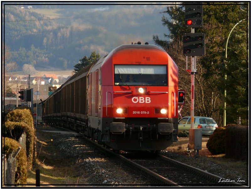 Diesellok 2016 079 fhrt mit einem Holzzug von Knittelfeld nach Pls.
Zeltweg 7.2.2008