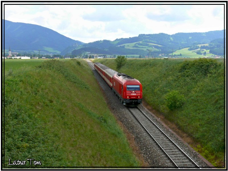 Diesellok 2016 088 Hercules mit Schlierenwagen von Weikirchen i.d.Steiermark kommend in Richtung Zeltweg 
08.06.2007