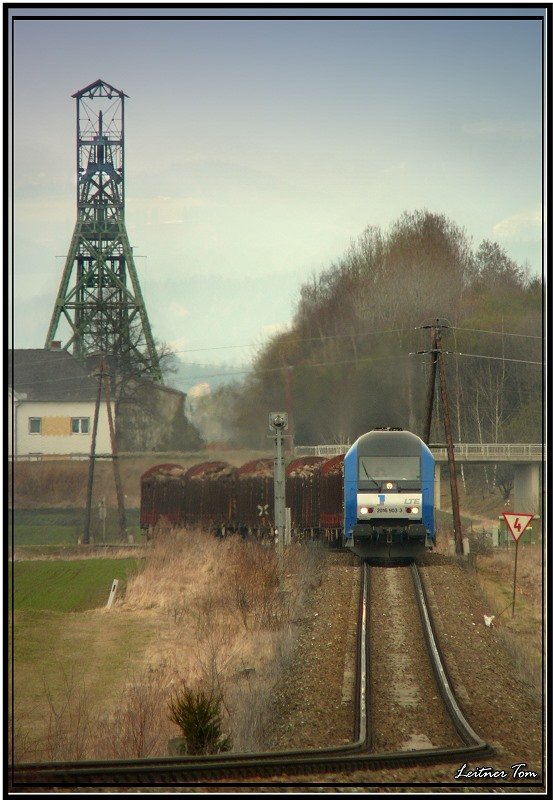 Diesellok 2016 903 der Firma LTE fhrt mit einem Kurzholzzug von Judenburg nach Pls.Von Passau nach Judenburg wurde der Zug von einer 185er gezogen.Im Hintergrund ist der Frderturm der ehem. Kohleabbausttte Fonsdorf zu sehen.
Fohnsdorf 27.03.2008