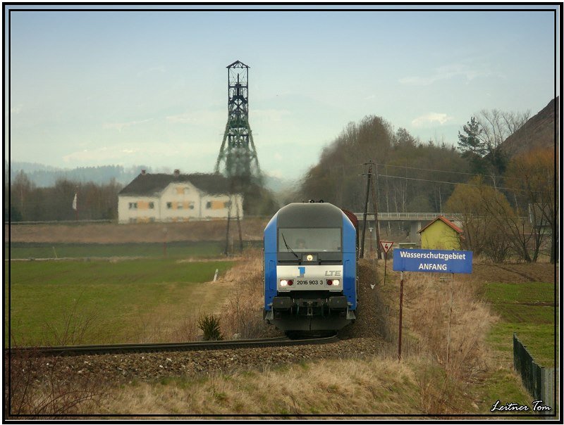 Diesellok 2016 903 der Firma LTE fhrt mit einem Kurzholzzug von Judenburg nach Pls.Von Passau nach Judenburg wurde der Zug von einer 185er gezogen.Im Hintergrund ist der Frderturm der ehem. Kohleabbausttte Fonsdorf zu sehen.
Fohnsdorf 27.03.2008