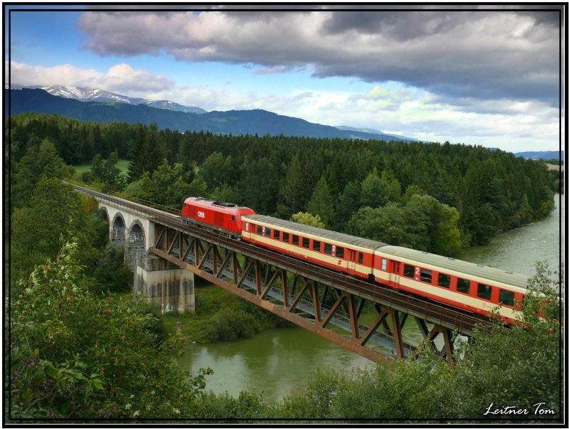 Diesellok 2016 Hercules fhrt mit einer Schlierengarnitur ber die Murbrcke bei Zeltweg.
11.09.2007