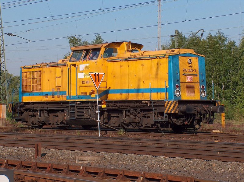 Diesellok 203 - 303 - 3 die hier in Lichtenfels mit einem Gleisinstandsetzungszug rangiert.