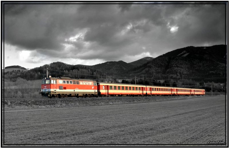 Diesellok 2043 049 mit Schlierenwaggons f�hrt als R4548 von Klagenfurt nach Zeltweg.
Wei�kirchen 4.12.2007
