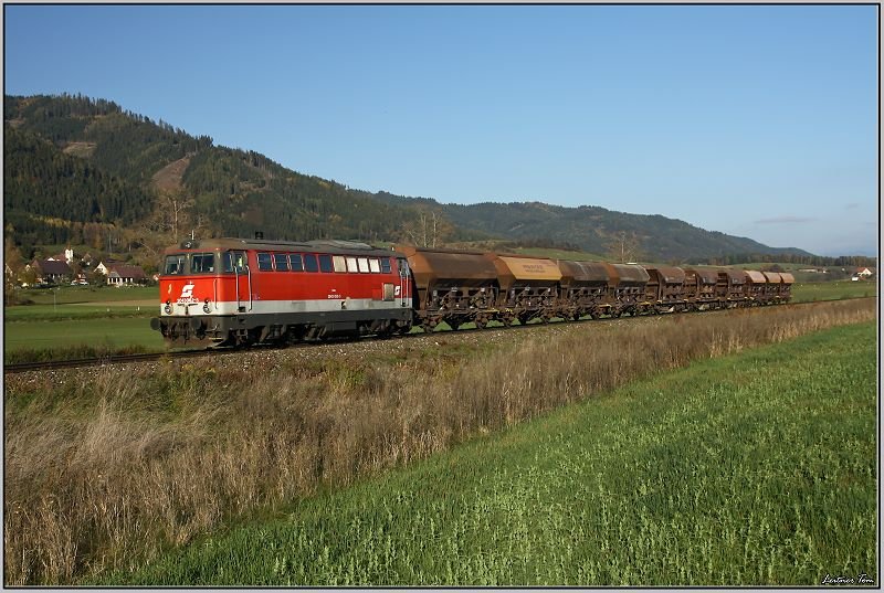 Diesellok 2043 062 f�hrt mit einem Schotterzug zu Gleisbauarbeiten in Fohnsdorf.
Sillweg 18.10.2008 
