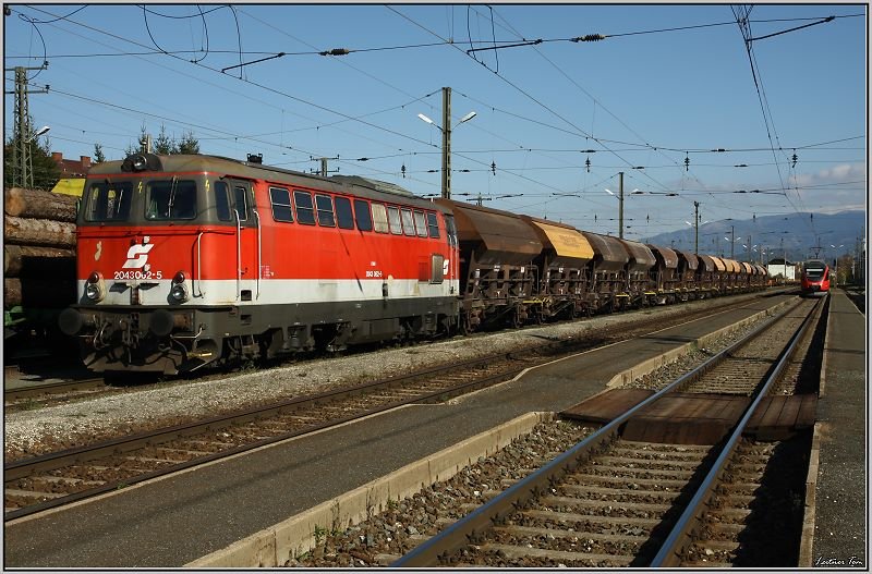 Diesellok 2043 062 f�hrt mit einem Schotterzug zu Gleisbauarbeiten in Fohnsdorf. 
Zeltweg 18.10.2008 