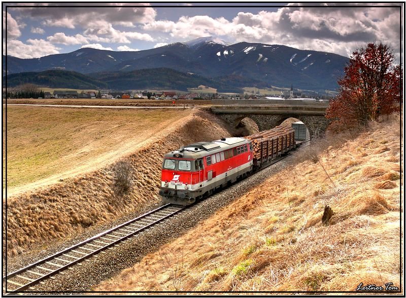 Diesellok 2043 068 fhrt mit einem Gterzug von Weikirchen nach Zeltweg.
13.3.2008