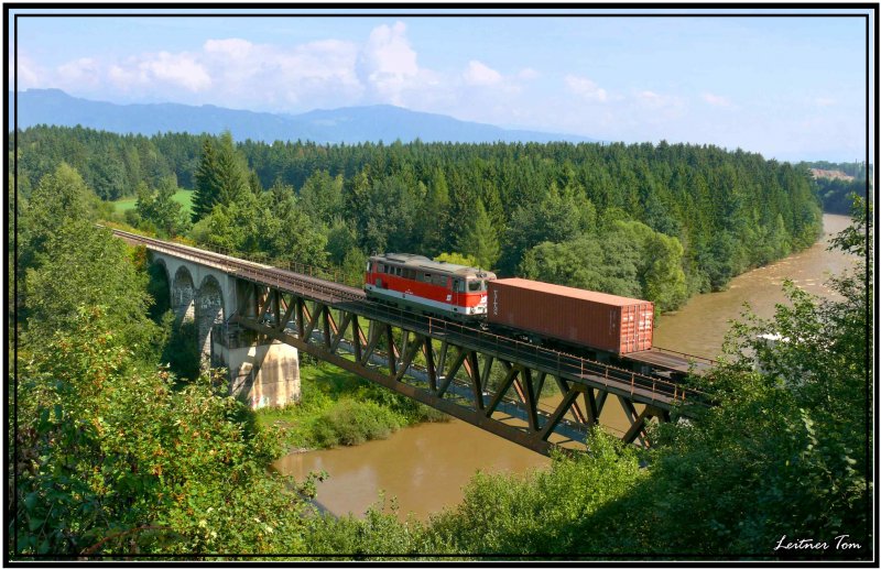 Diesellok 2043 555 (ehemalige Pr�bichllok)f�hrt mir einem G�terzug �ber die Murbr�cke bei Zeltweg.
31.08.2007