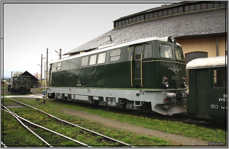 Diesellok 2043.01 steht anlsslich des heurigen Andampfen vor dem Eisenbahnmuseum in Knittelfeld.Die Lok ist auf der einen Seite grn und auf der anderen Seite orange lackiert.
1.5.2008