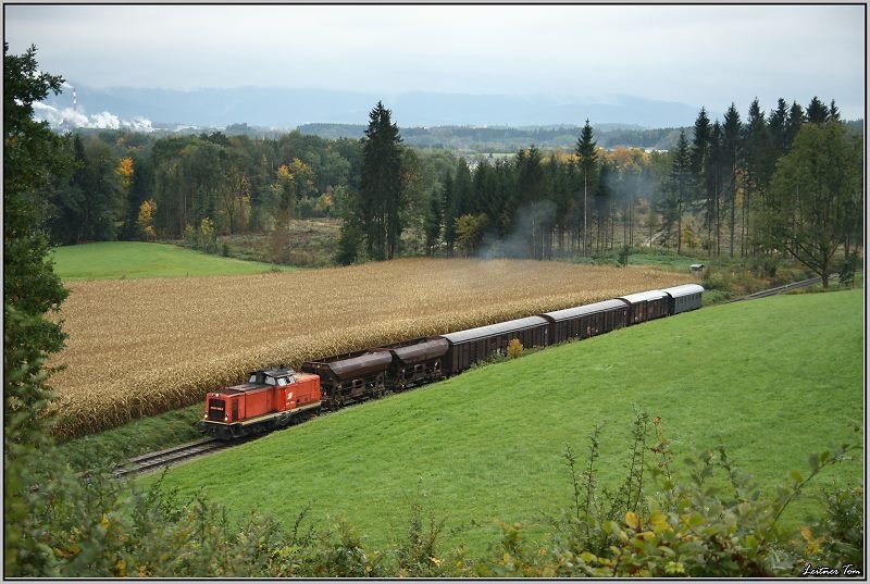 Diesellok 2048 018 f�hrt mit einem G�terzug von Timelkam nach Ampflwang. 4.10.2008