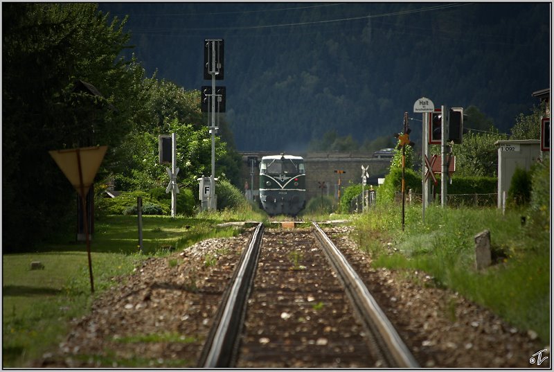 Diesellok 2050 04 fhrt mit einem Sonderzug in Richtung Pls.In den 80er Jahren konnte man 2050er Tandem auf dieser Strecke im Planeinsatz bewundern.Leider habe ich zu dieser Zeit noch nicht fotografiert, aber vielleicht hat ja einer der lteren Generation ein Bild davon ;o)
Zeltweg 9.8.2008