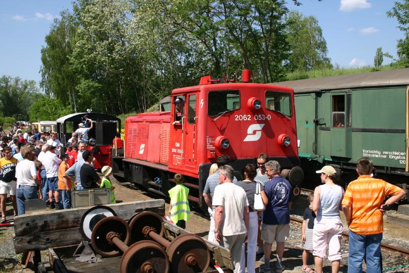 Diesellok 2062 053-0 des Vereins Freunde der Bahnlinie Oberwart-Obersch�tzen w�hrend eines Bahnhoffestes im burgenl�ndischen Obersch�tzen. (28.5.2005)