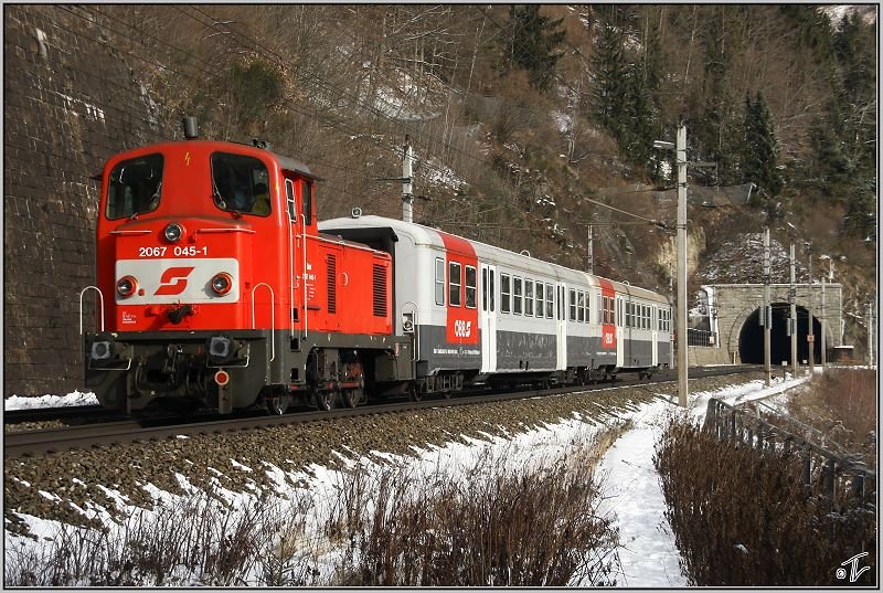 Diesellok 2067 045 mit Tunnelrettungszug fhrt von St.Michael nach Leoben.
Galgenbergtunnel 19.01.2009
