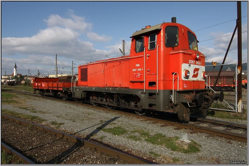 Diesellok 2067 085 steht mit einem Schutzwagen in Knittelfeld.
17.09.2008